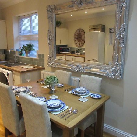 Apartment 1 Exquisite Two King Bedroom With En Suites - Close To The Town Centre, Rail, Airport And Theatre Darlington  Bagian luar foto
