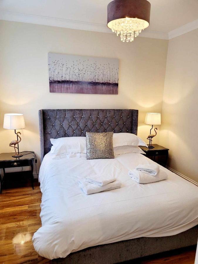 Apartment 1 Exquisite Two King Bedroom With En Suites - Close To The Town Centre, Rail, Airport And Theatre Darlington  Bagian luar foto