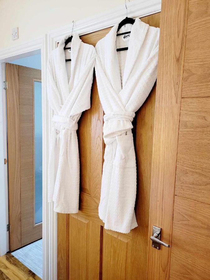 Apartment 1 Exquisite Two King Bedroom With En Suites - Close To The Town Centre, Rail, Airport And Theatre Darlington  Bagian luar foto