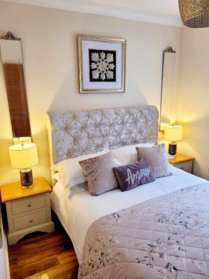 Apartment 1 Exquisite Two King Bedroom With En Suites - Close To The Town Centre, Rail, Airport And Theatre Darlington  Bagian luar foto