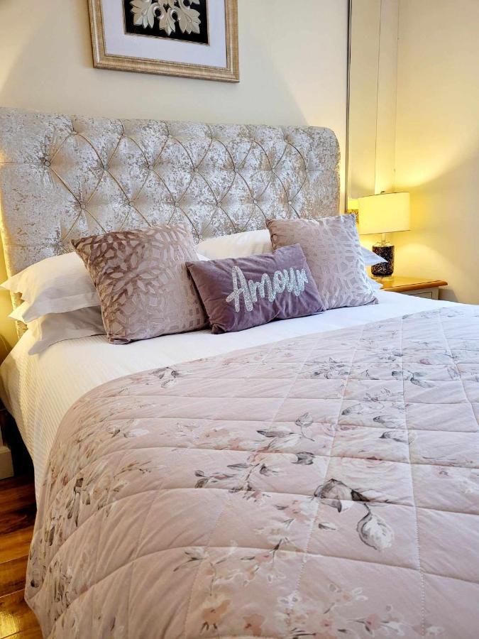 Apartment 1 Exquisite Two King Bedroom With En Suites - Close To The Town Centre, Rail, Airport And Theatre Darlington  Bagian luar foto