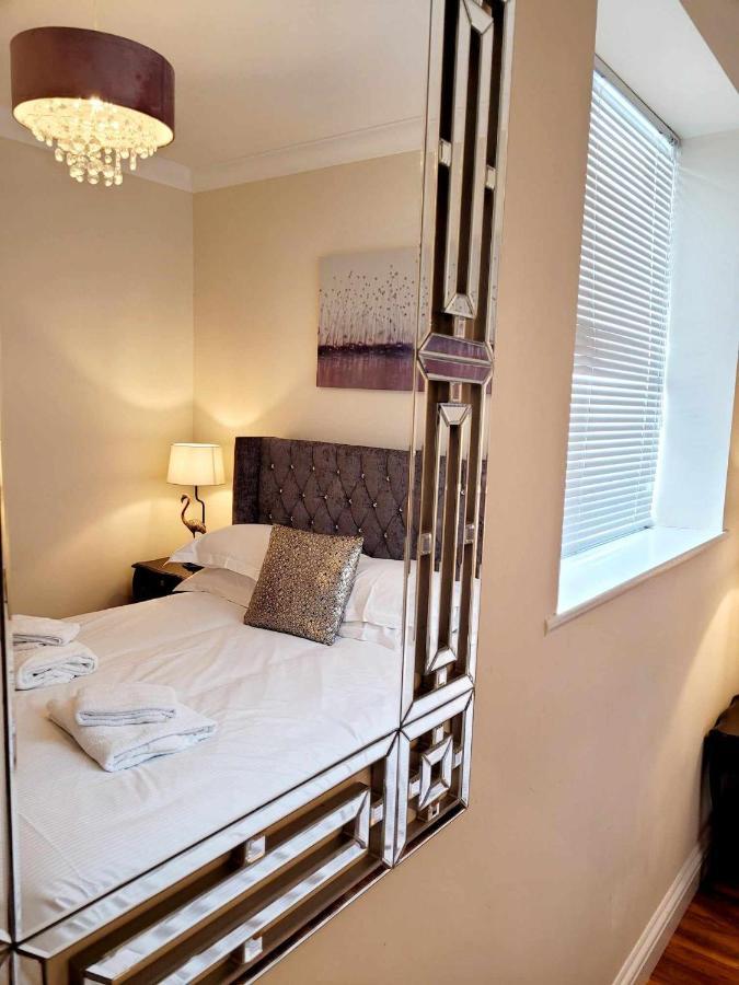 Apartment 1 Exquisite Two King Bedroom With En Suites - Close To The Town Centre, Rail, Airport And Theatre Darlington  Bagian luar foto