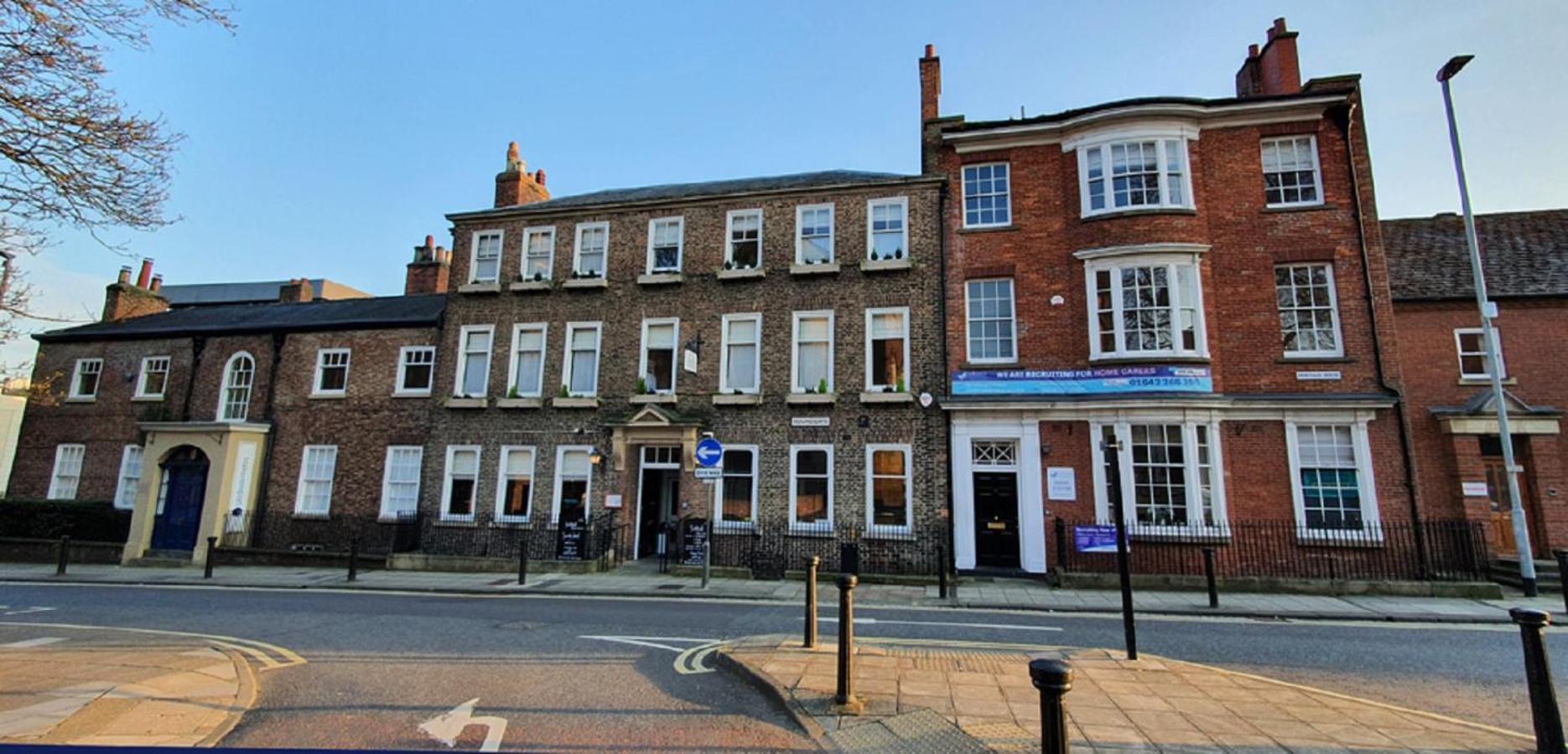 Apartment 1 Exquisite Two King Bedroom With En Suites - Close To The Town Centre, Rail, Airport And Theatre Darlington  Bagian luar foto