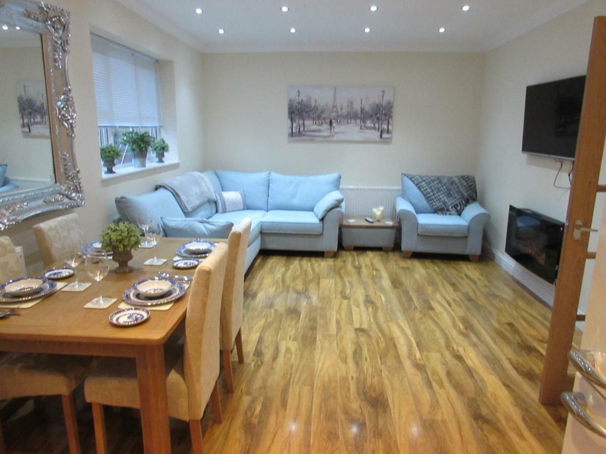 Apartment 1 Exquisite Two King Bedroom With En Suites - Close To The Town Centre, Rail, Airport And Theatre Darlington  Bagian luar foto
