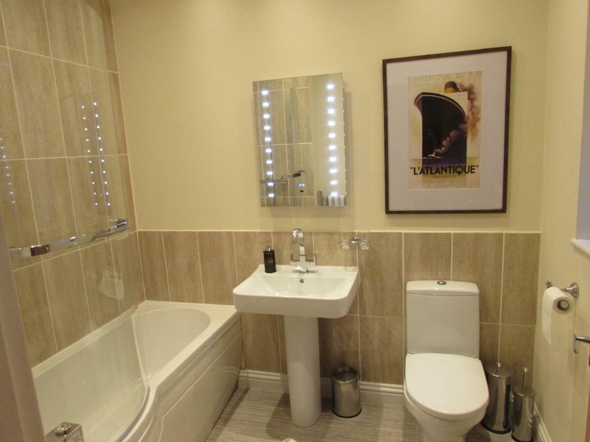 Apartment 1 Exquisite Two King Bedroom With En Suites - Close To The Town Centre, Rail, Airport And Theatre Darlington  Bagian luar foto