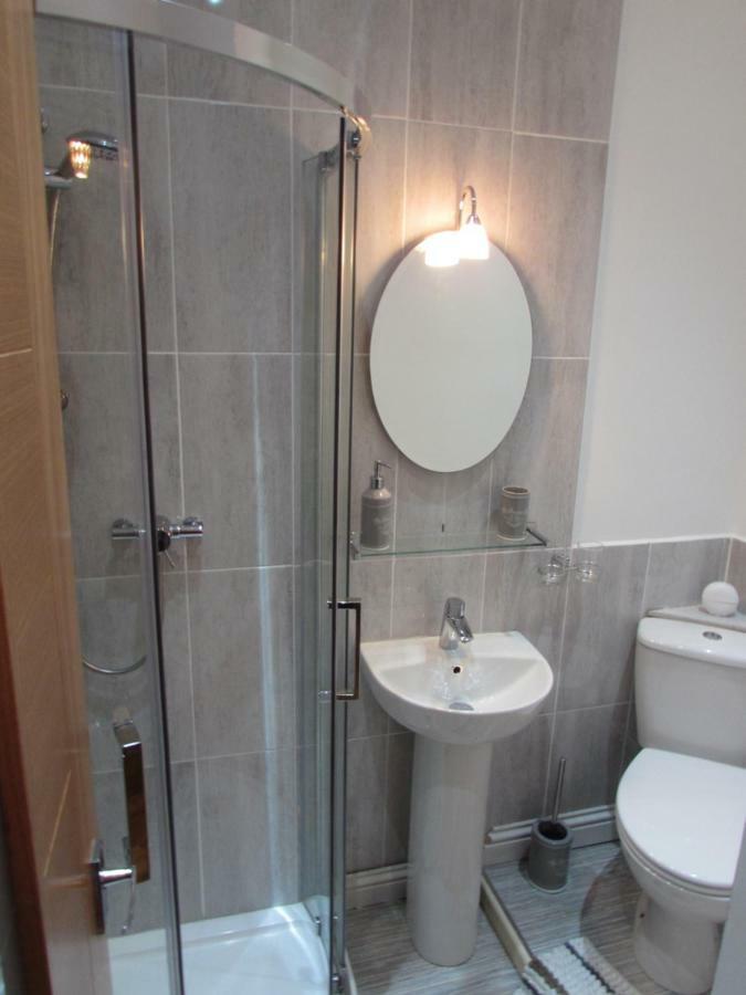 Apartment 1 Exquisite Two King Bedroom With En Suites - Close To The Town Centre, Rail, Airport And Theatre Darlington  Bagian luar foto